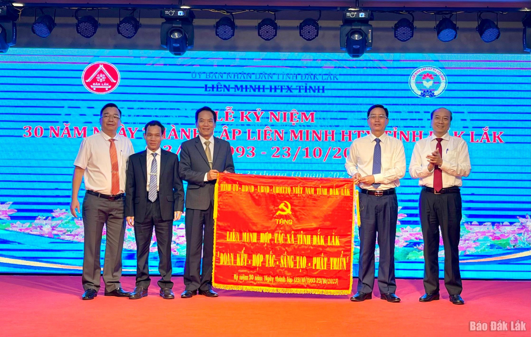 trao bức trướng